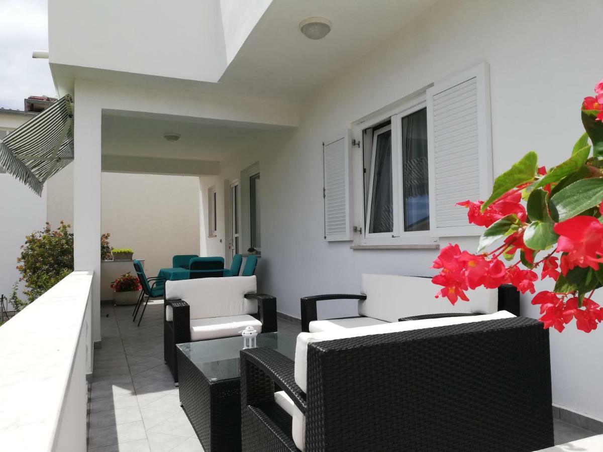 Apartman Katica Banjol Exterior foto